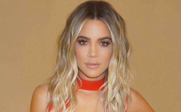 PHOTOS- Khloé Karda­shian : plus sexy que jamais, elle prend la pose en robe ultra décol­le­tée