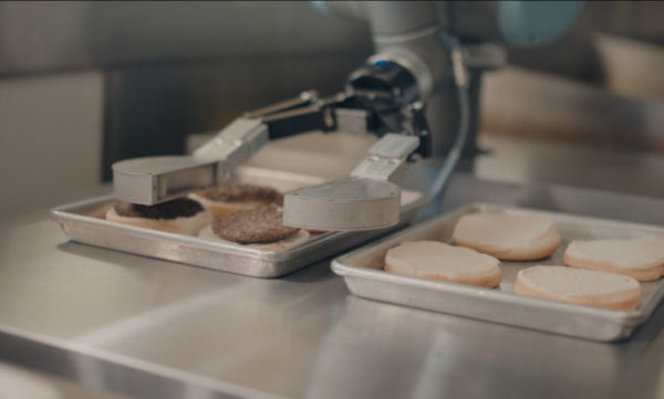 Voici Flippy, le nouveau robot-cuistot d’une chaîne de fastfood américaine