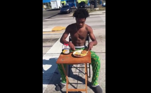 Vidéo-États-Unis : Un jeune de 21 ans appelé à comparaître pour avoir petit-déjeuné au milieu de la route