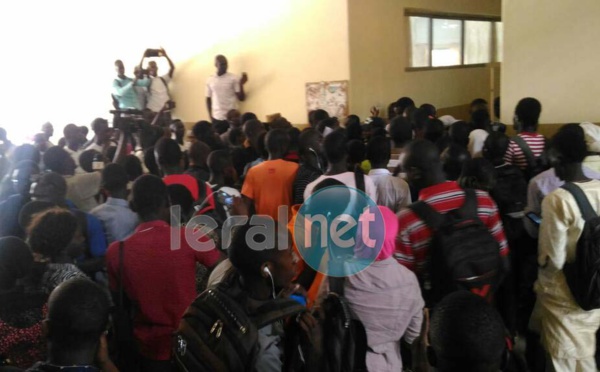 (Photos) Urgent: Les étudiants empêchent Babou Diakham de faire son point de presse et veulent qu'il quitte son poste