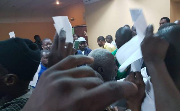 Dernière minute: l'opposition bloque le démarrage de la distribution des cartes d'électeur au consulat du Sénégal à Paris (les images)