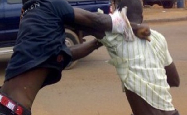 Mankoo et Benno se donnent des coups de machette à Grand-Dakar