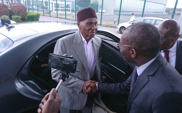 Quelques images du départ de Me Wade de l’aéroport du Bourget pour Dakar