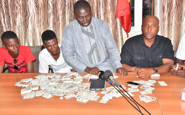 Vidéo-1000 cartes d’électeur saisies sur deux jeunes à Fass : Barthélémy Dias crie au vol, Bamba Fall indexe Macky Sall