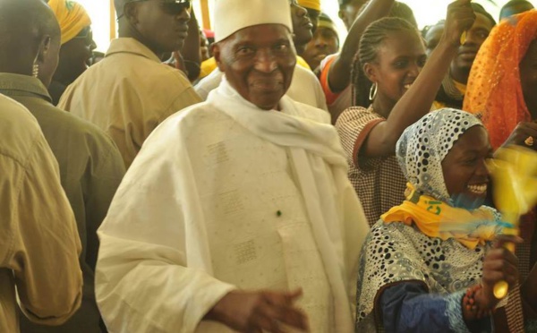 Premières tendances: Wade garde le sourire à Touba