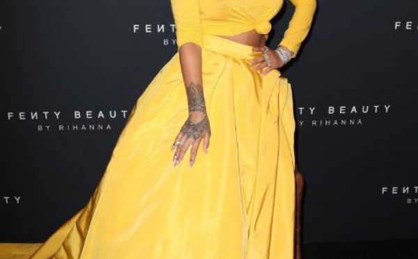 Photos: Rihanna époustouflante dans sa belle robe 