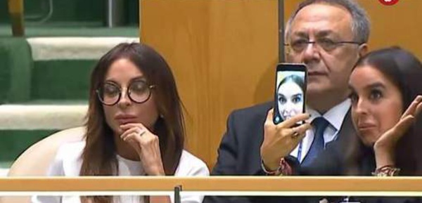 Pendant que le président de l'Azerbaïdjan parle génocide à l'ONU, sa fille prend des selfies