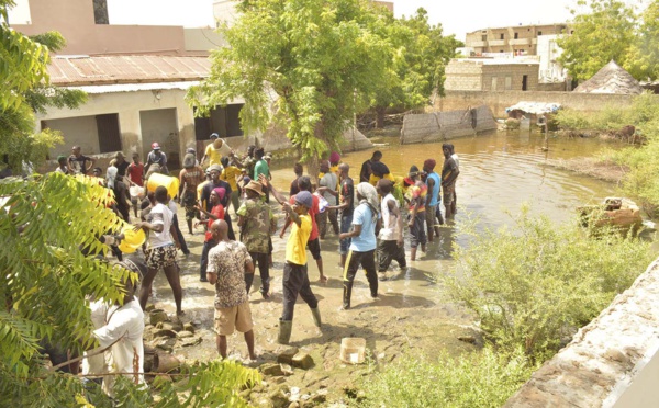 Photos: "L'armée" du Général Kara à Ndamatou, pour évacuer les eaux