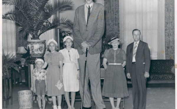 Robert Pershing Wadlow, l'homme le plus grand du monde ayant existé, avec 2,72 mètres, pointure: 71
