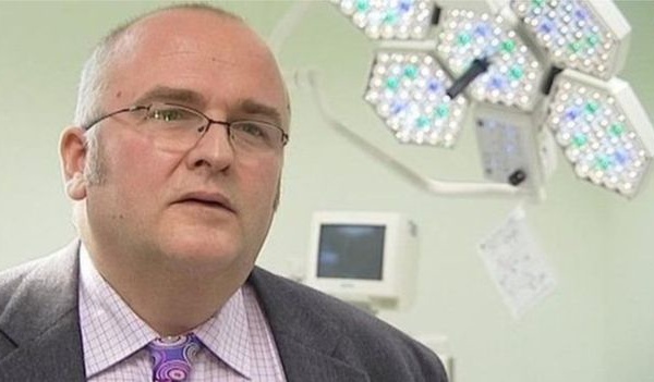 Angleterre: Un chirurgien grave ses initiales sur le foie des patients