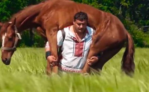 INCROYABLE : Cet Ukrainien soulève un cheval et marche avec, impressionnant, regardez