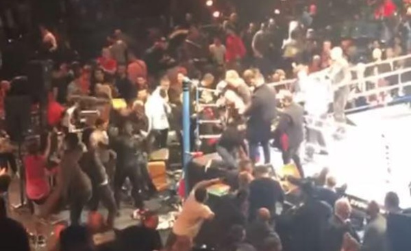 Vidéo-Un gala de boxe tourne au pugilat entre les spectateurs