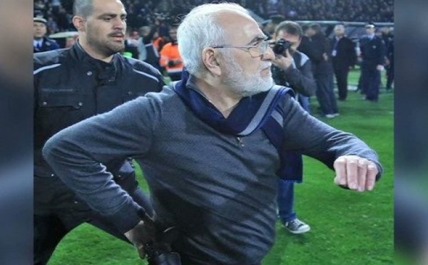 Grèce/Football: un président de club débarque sur la pelouse avec son pistolet 
