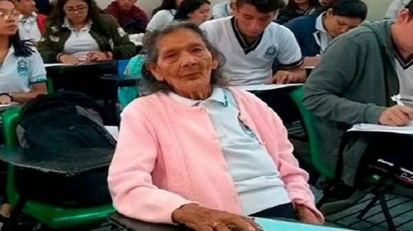 Insolite: Une Mexicaine de 96 ans rentre au lycée pour devenir institutrice de crèche