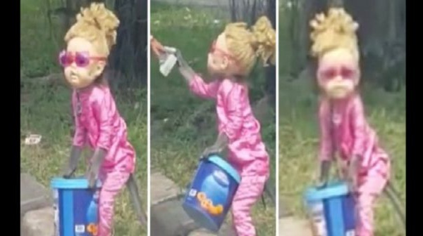 Indonésie: Un singe habillé en petite fille blonde, forcé à mendier