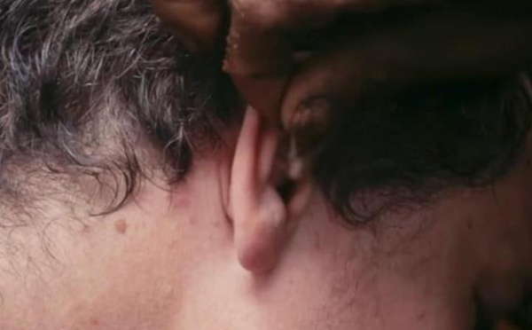 Cette tribu utilise une larve pour se laver les oreilles, la larve se régale !