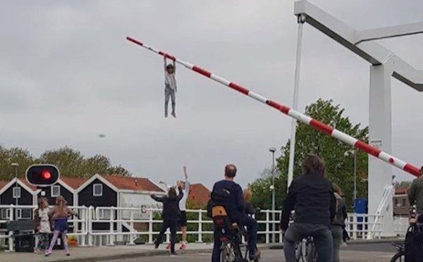 Une gamine suspendue à une barrière à 8 m du sol !
