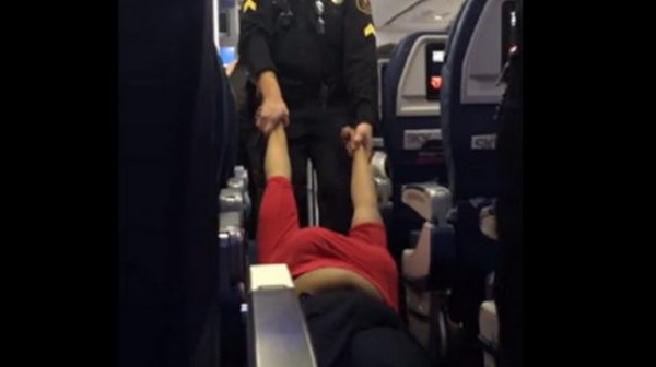 Une femme expulsée d’un avion à cause de sa  "mauvaise odeur"