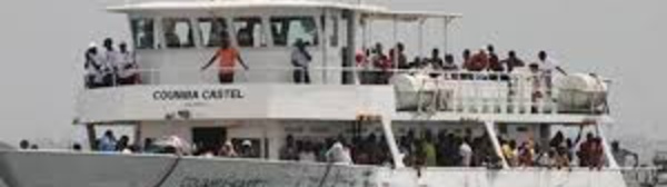 Gorée : Les filets de pêche bloquent la traversée des chaloupes.