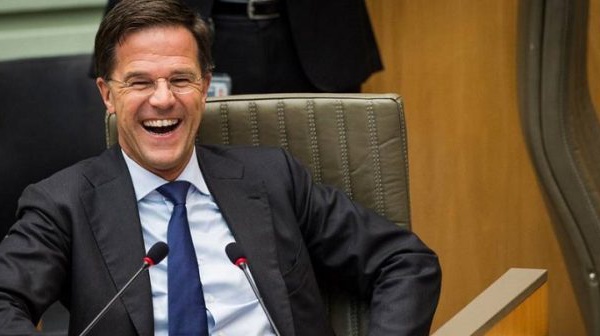 Ce geste d’humilité du Premier ministre néerlandais salué par le monde entier (Vidéo)