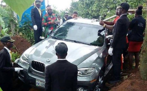 Pour faire plaisir à son père décédé, il l’enterre dans un BMW toute neuve !