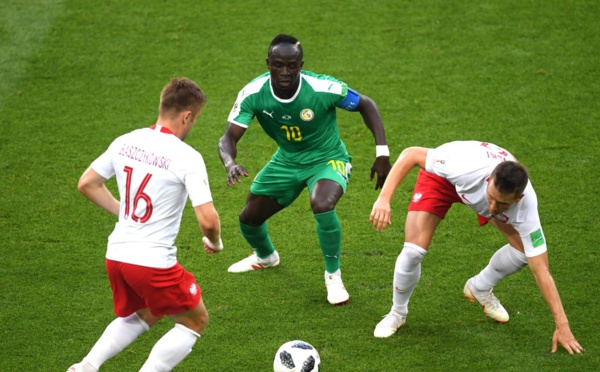 Photos : Sadio Mané encerclé par les Polonais 