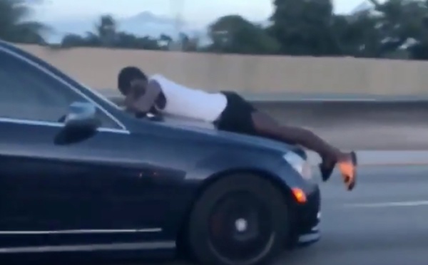 Etats-Unis - Dispute au téléphone: elle au volant, lui sur le capot