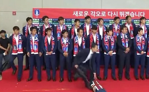 VIDEO - Éliminés du Mondial, les joueurs de la Corée du Sud accueillis par des jets d'œufs à Séoul