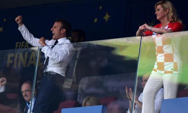 Emmanuel Macron complice avec la présidente croate : sa femme Brigitte moquée sur la Toile