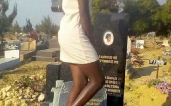 Une fille prend une pose sur la tombe de sa mère !!!