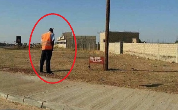Arrêt sur image: Ce policier urine en pleine rue devant une pancarte qui...l’interdit !
