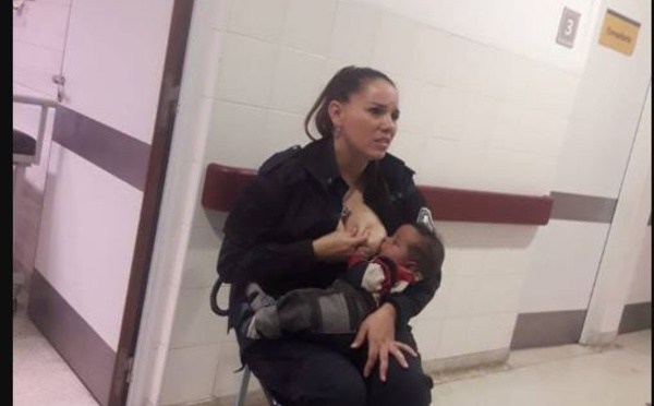 Le geste émouvant d'une policière qui allaite un bébé abandonné