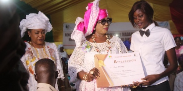 Zone A- Don de fournitures scolaires aux élèves du primaire : Le ministre de la Femme, Ndèye Saly Diop Dieng au chevet des familles défavorisées
