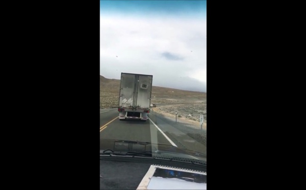 Ce camion se fait retourner comme une crêpe pendant une tempête