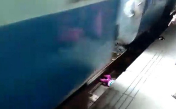Vidéo - Un bébé passe sous un train et... s'en sort indemne