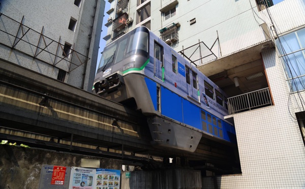 Chine: cette ligne de métro traverse de part en part, un immeuble d'appartements de dix-neuf étages !