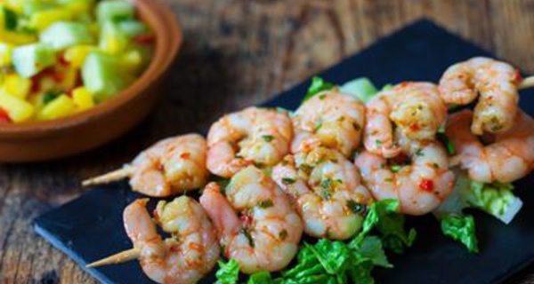 Plat de Noël: brochettes de gambas au citron et à l'ail