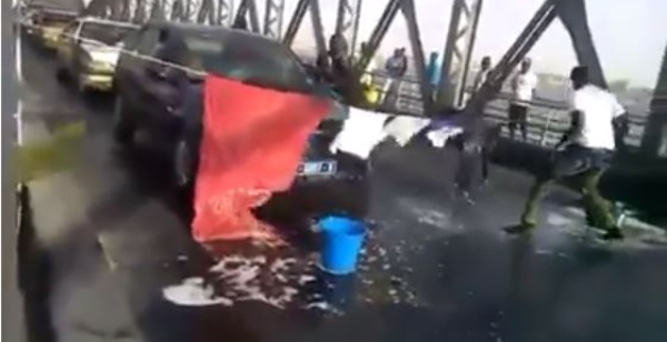 VIDEO-Découvrez pourquoi cet homme lavait son linge sale sur le Pont Faidherbe