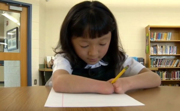 USA: Née sans mains, elle remporte un concours national d’écriture manuscrite
