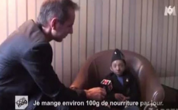 L'homme le plus petit du monde mange 100g par jour (vidéo)
