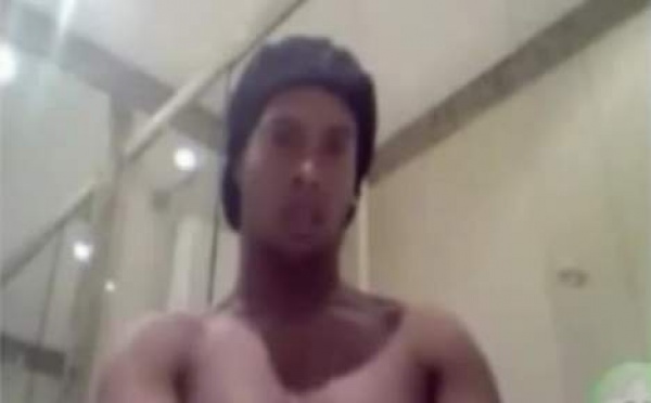 Regardez la vidéo où Ronaldinho se masturbe devant sa webcam