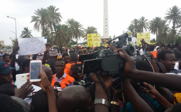 PHOTOS - Aar Li Niou Bokk en rogne contre le pouvoir... (images)