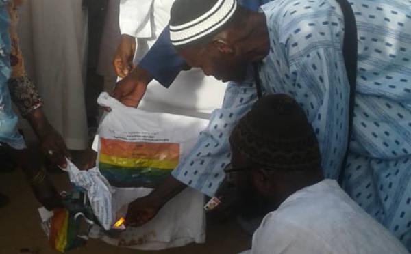 Photos - Imam Ndao brûle un Tee-Shirt LGBT