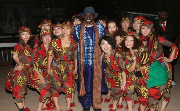 La troupe japonaise du danseur Pape Moussa Sonko en compagnie de Cheikh Niane patron de Yeungoulene