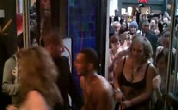 [VIDEO] Pour bénéficier des soldes, une boutique exige aux clients de se mettre nue