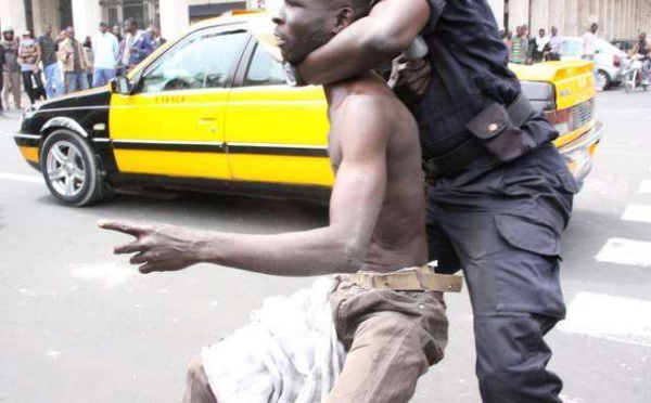 Un manifestant malmené par les policiers