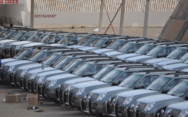 PHOTOS : L’homme d’affaires Cheikh Amar, fait don de 600 4X4 FOTON aux élus locaux