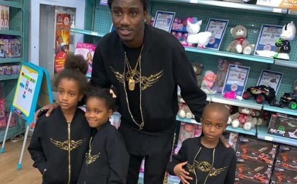 PHOTOS - Wally Seck en toute complicité avec ses enfants à Paris