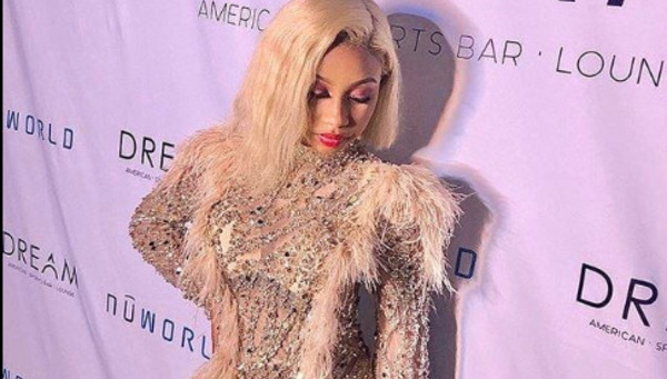PHOTOS - La robe de la jeune chanteuse Astar qui illumine la toile