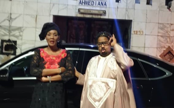 PHOTOS - Oumou Kalsoum SY et sa nouvelle voiture devant le palais  son mari Ahmed Khalifa NIASS